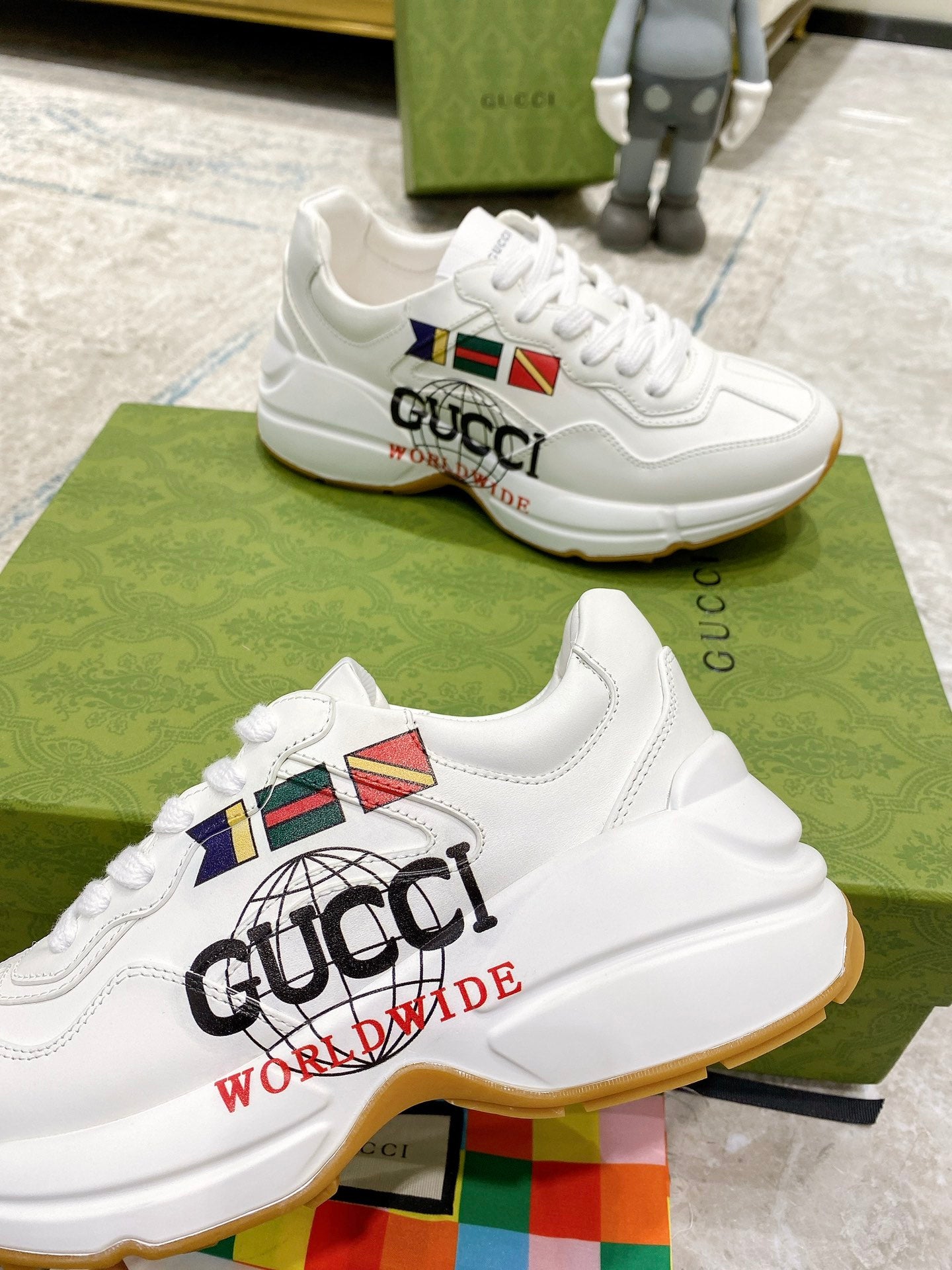 White Gucci unisex sneakers with multicolor crest and GUCCI lettering