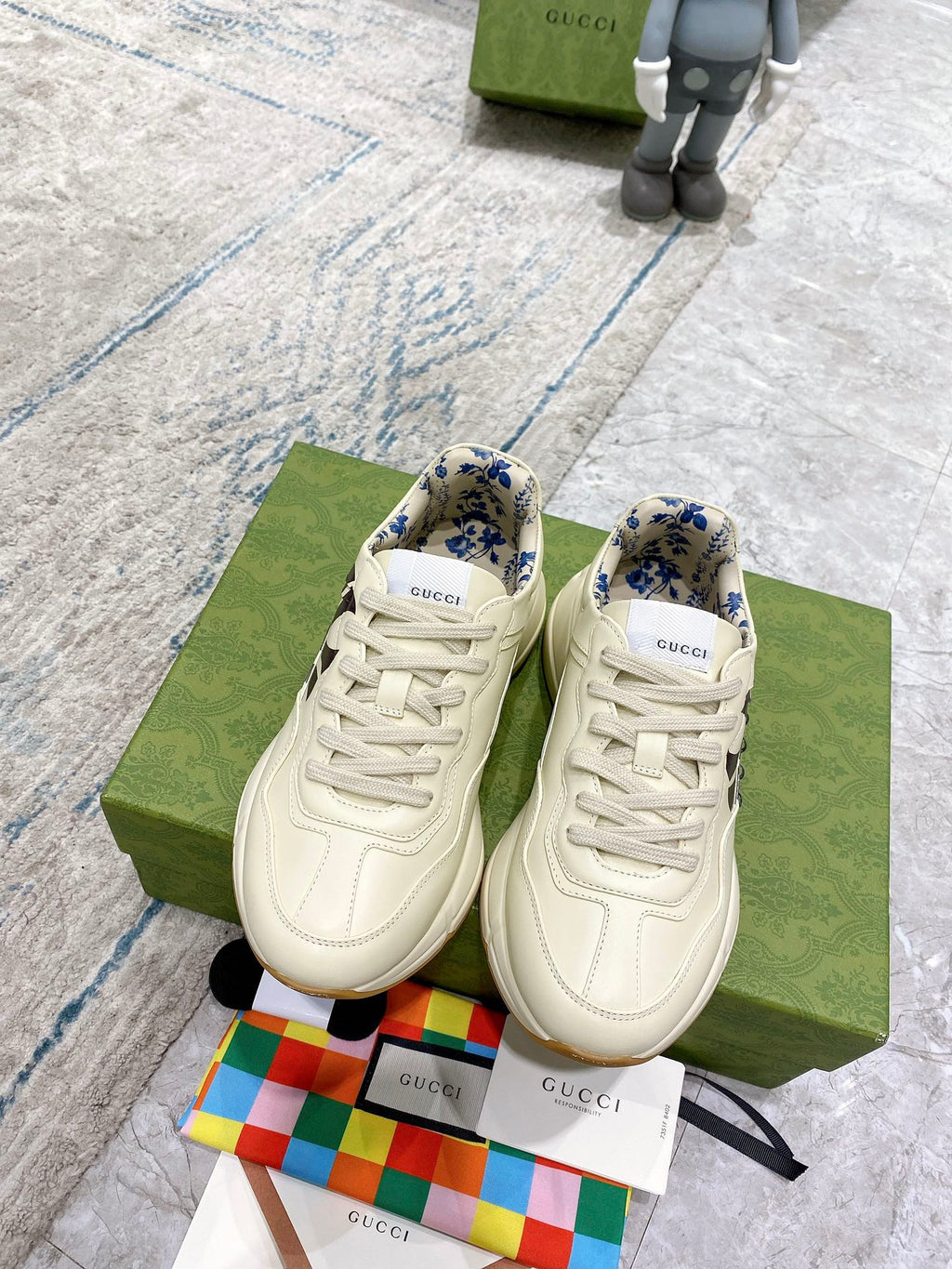 Gucci unisex low-top sneakers, light cream leather with black side NY print