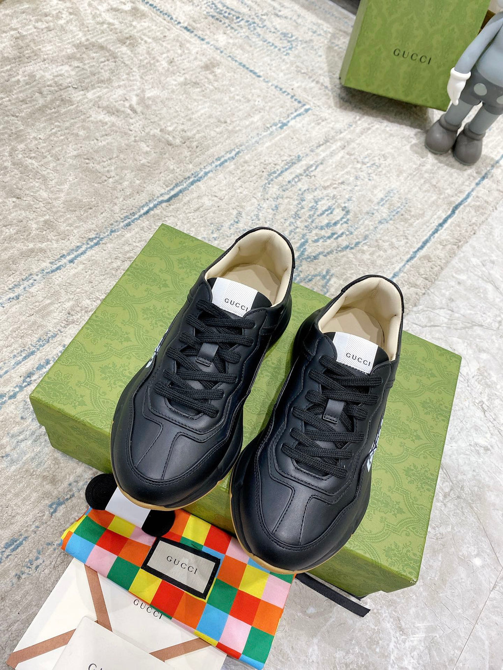 Gucci unisex low-top sneakers, black with beige insoles, on green box