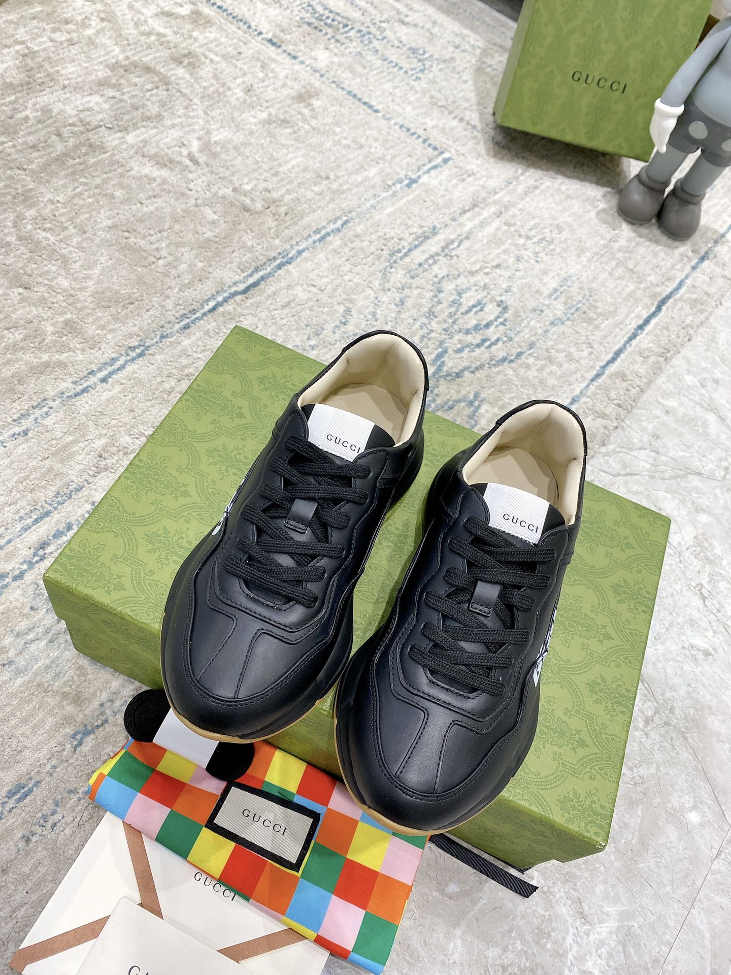 Gucci unisex low-top sneakers, black with beige insoles, on green box
