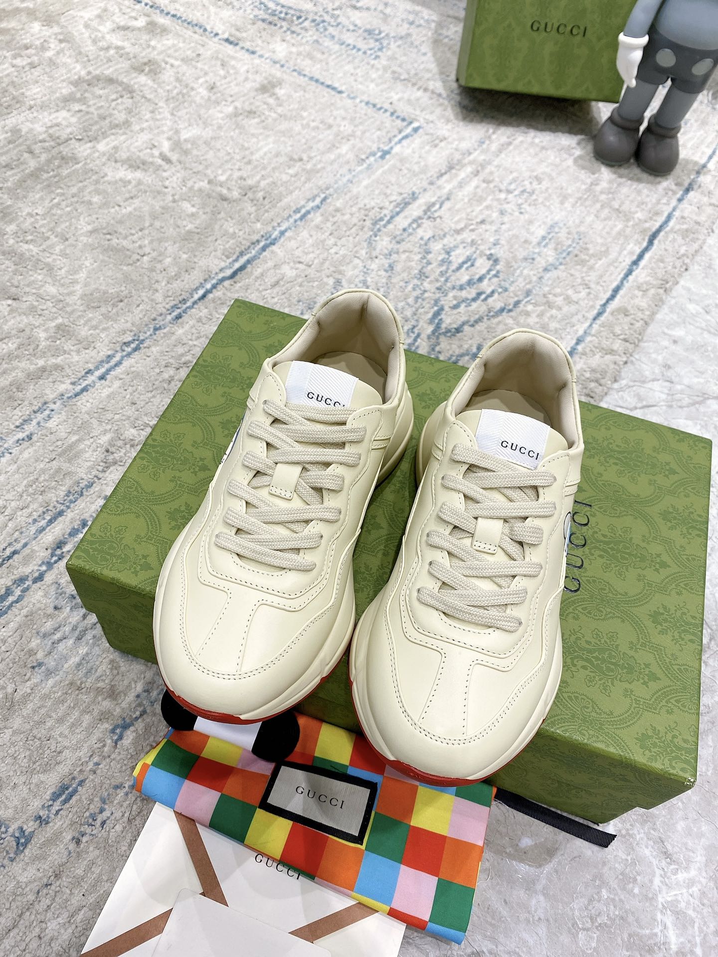 Gucci unisex sneakers, white leather lace-up shoes on green box