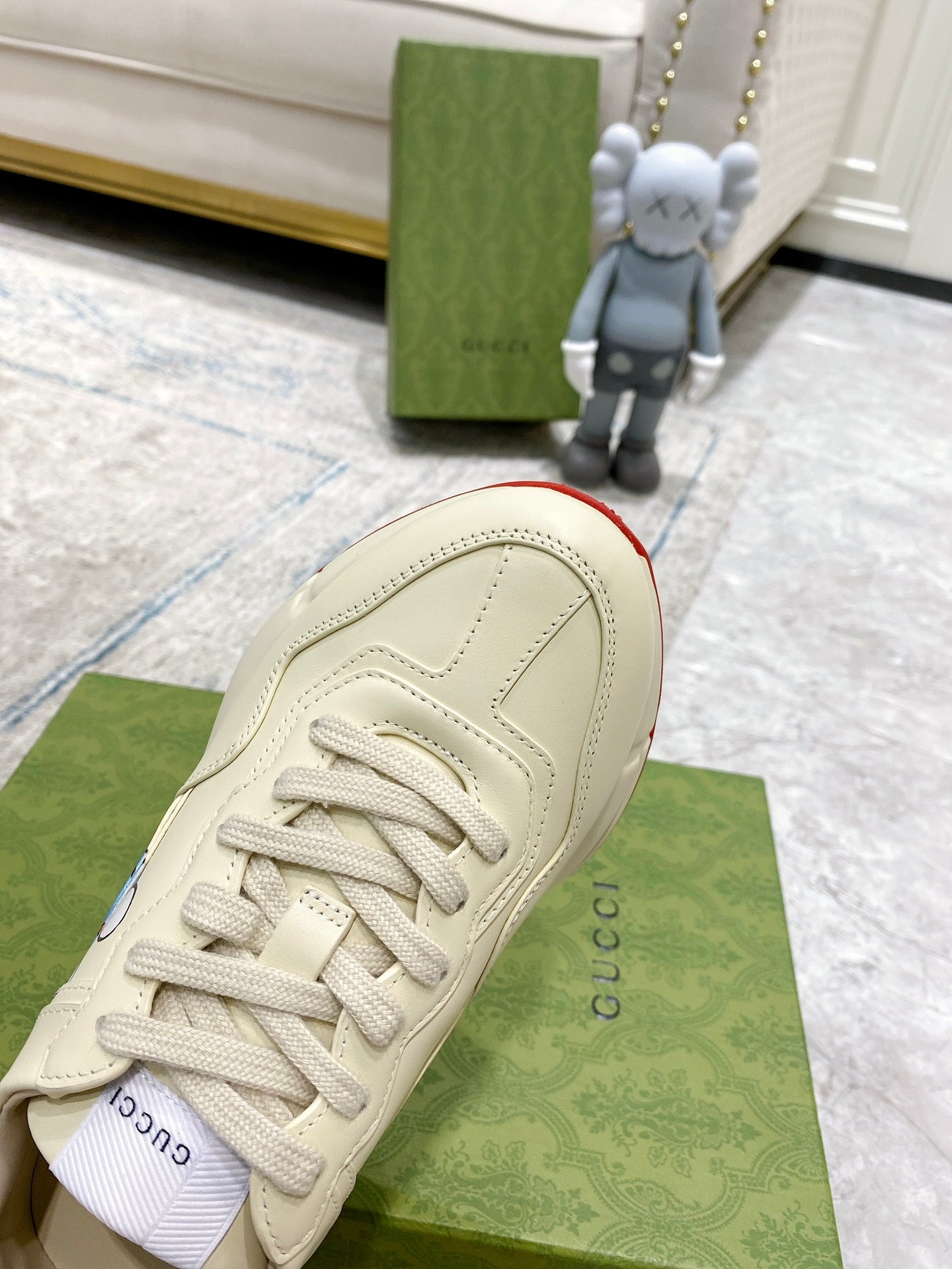 Gucci unisex sneakers, white leather lace-up with quilted toe stitching detail