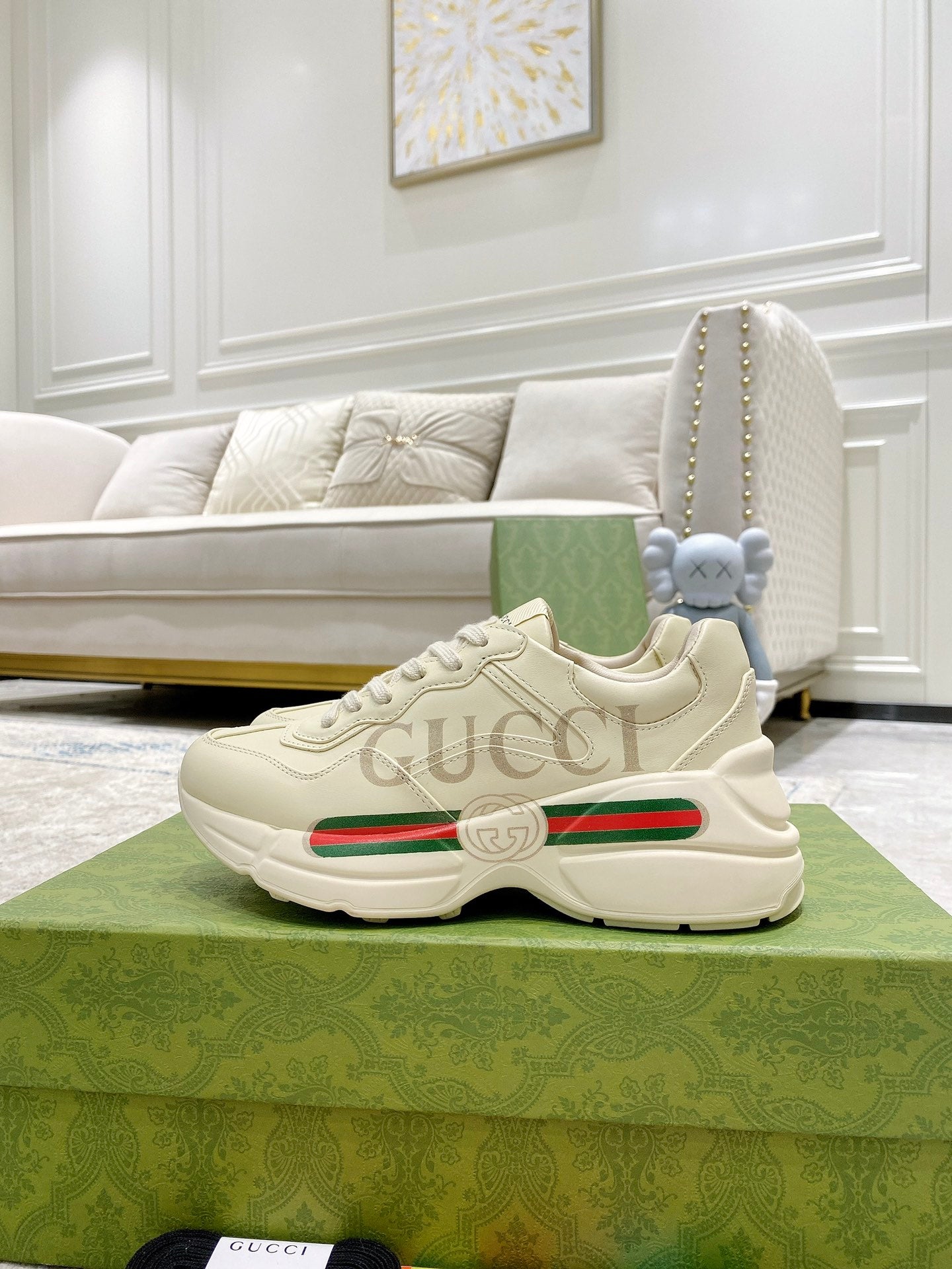 Unisex cream Gucci sneakers with green red stripe, cushioned sole and lace-up
