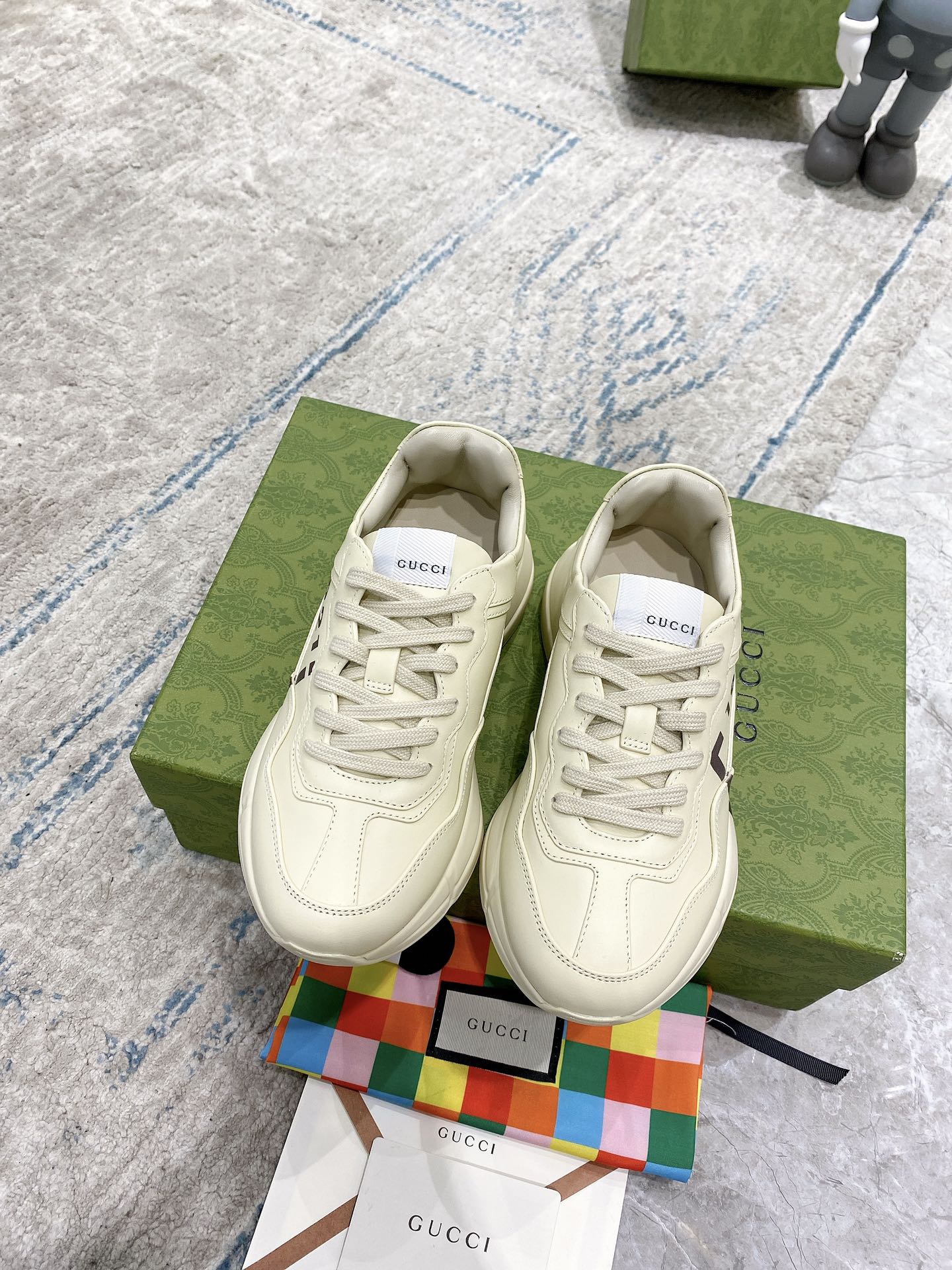 Gucci unisex sneakers in cream, lace-up with embossed 1921 and GUCCI stripe on sides