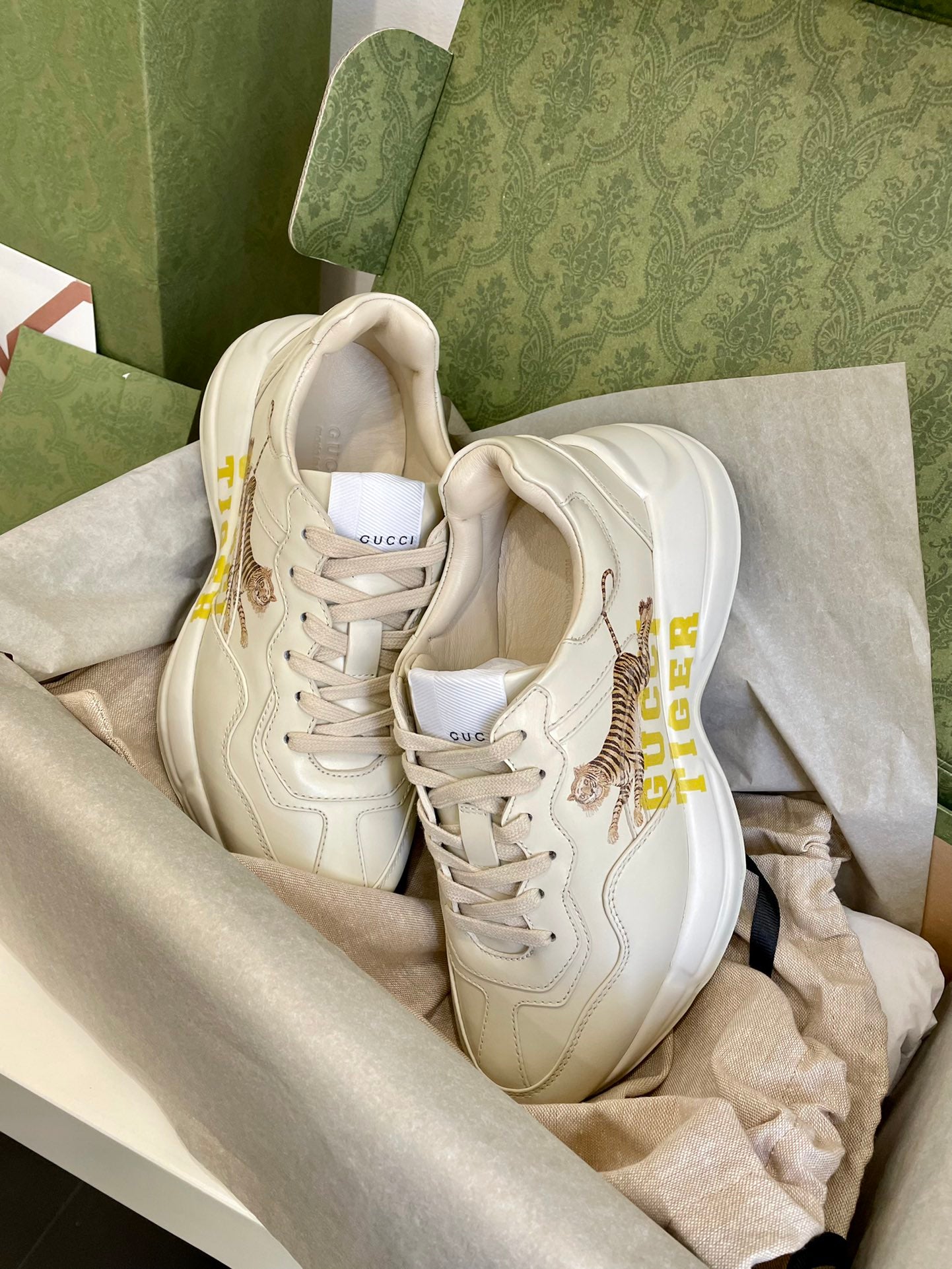 Gucci unisex sneakers, cream leather with tiger embroidery and yellow GUCCI TIGER logo