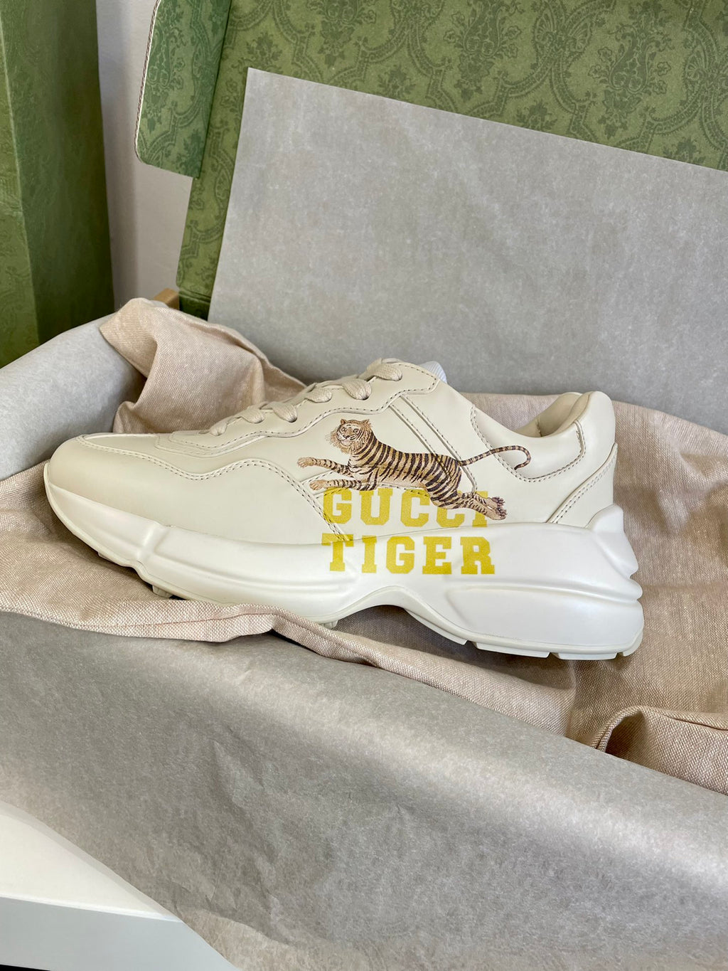 Gucci unisex sneakers in cream leather, tiger graphic and yellow logo on side