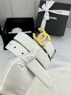 Chanel belt with white leather strap and gold CC buckle, set with gift bag