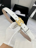 Chanel belt in white leather with gold CC logo buckle and stitched strap edges