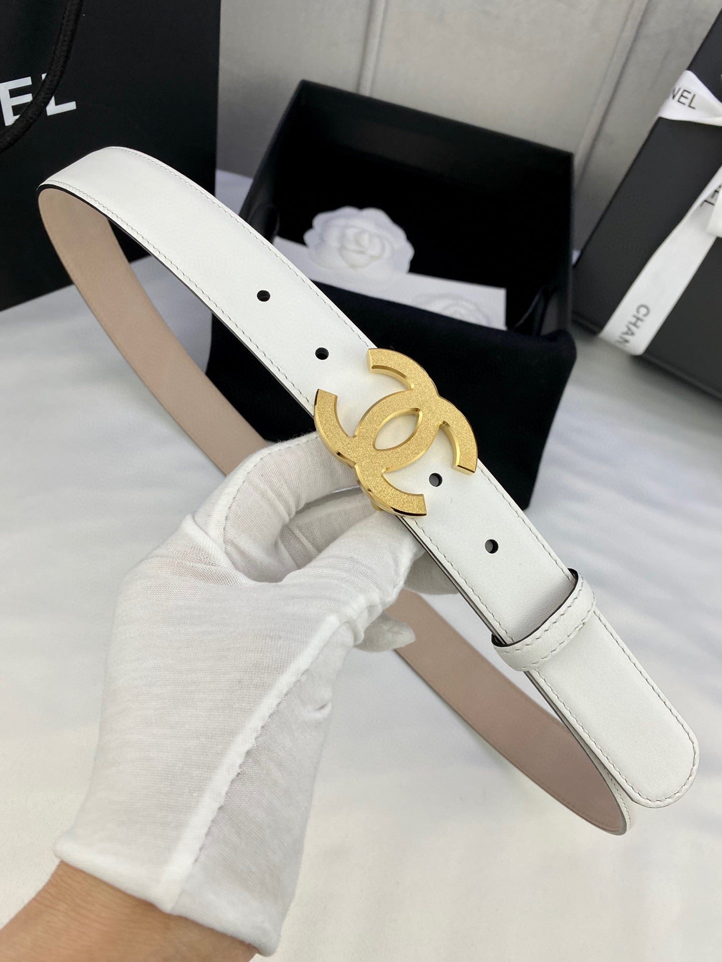 Chanel belt in white leather with gold CC logo buckle and stitched strap edges