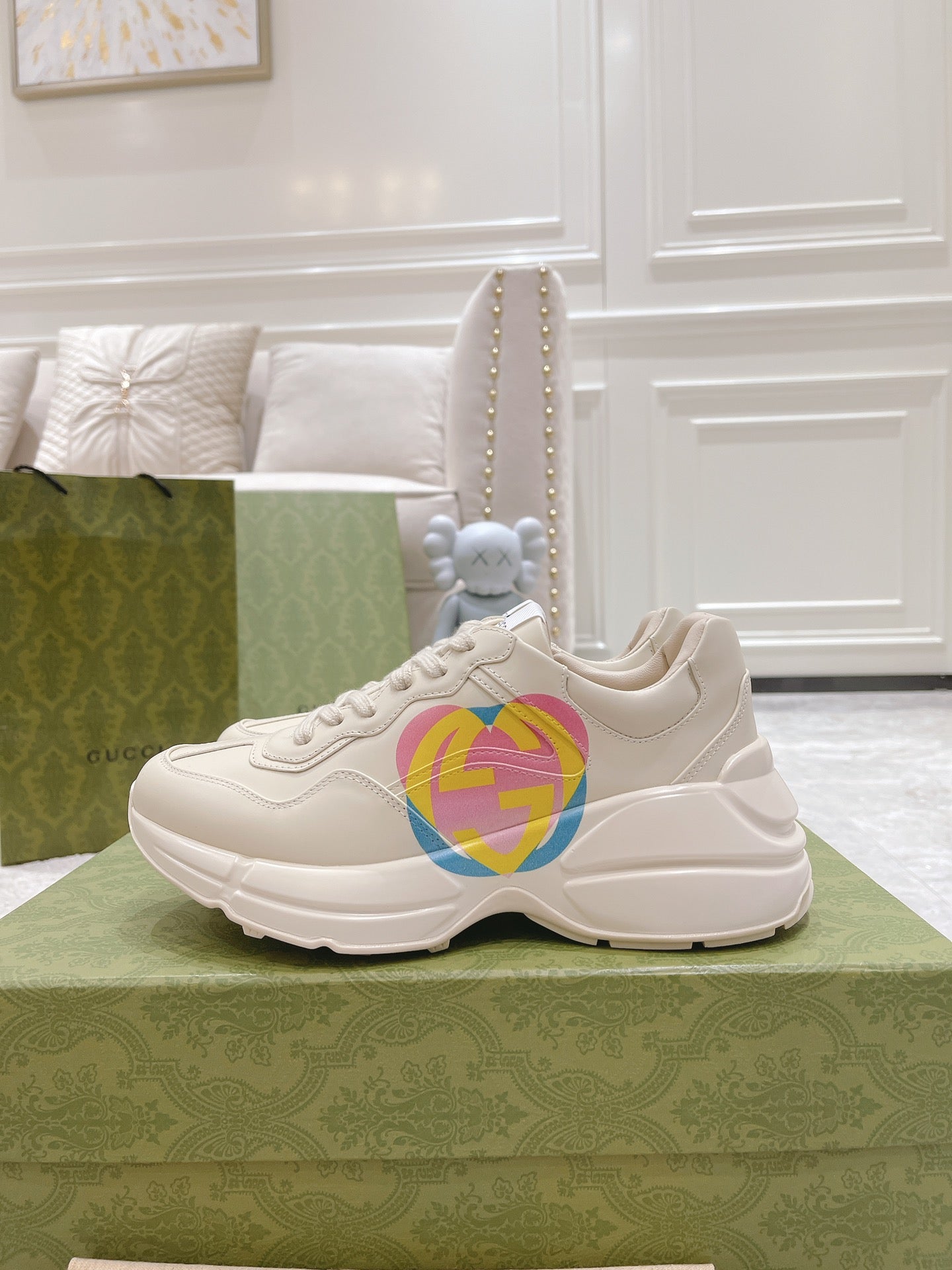 White Gucci unisex sneakers with side GG heart logo and cushioned sole