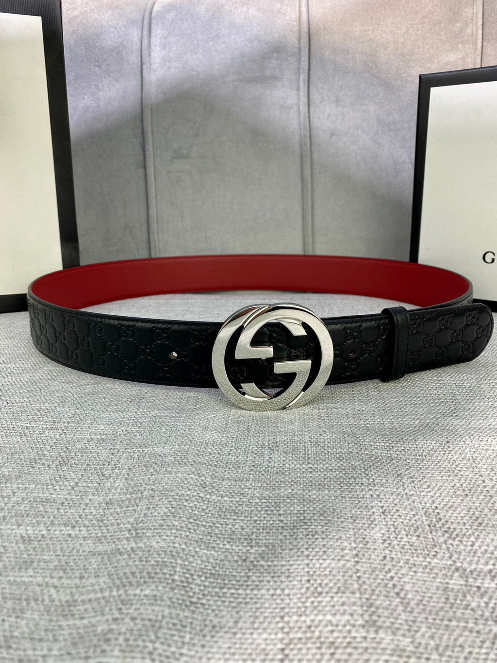 Gucci black leather belt with textured pattern and silver double-G buckle