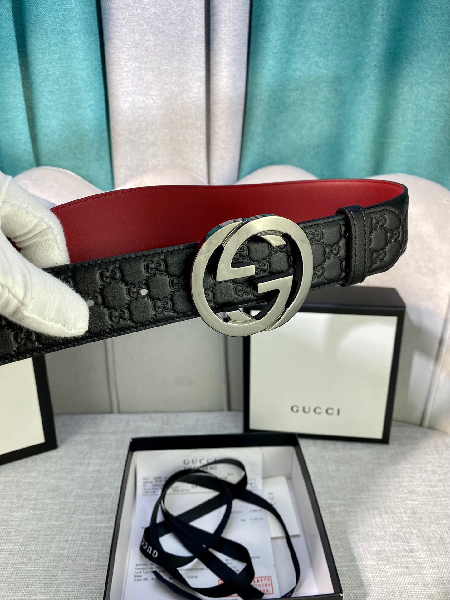 Gucci black leather belt with embossed pattern and silver double-G buckle