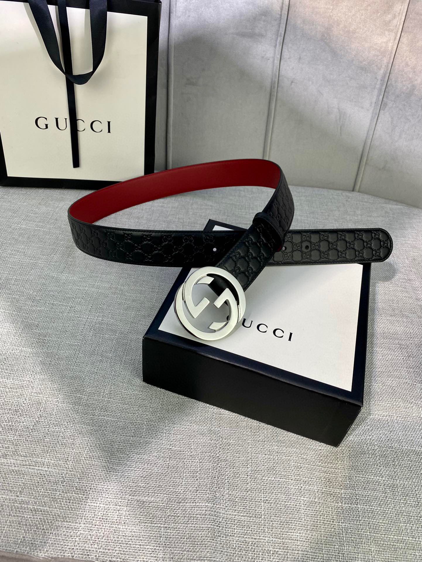 Gucci black leather belt with embossed pattern and silver double-G buckle