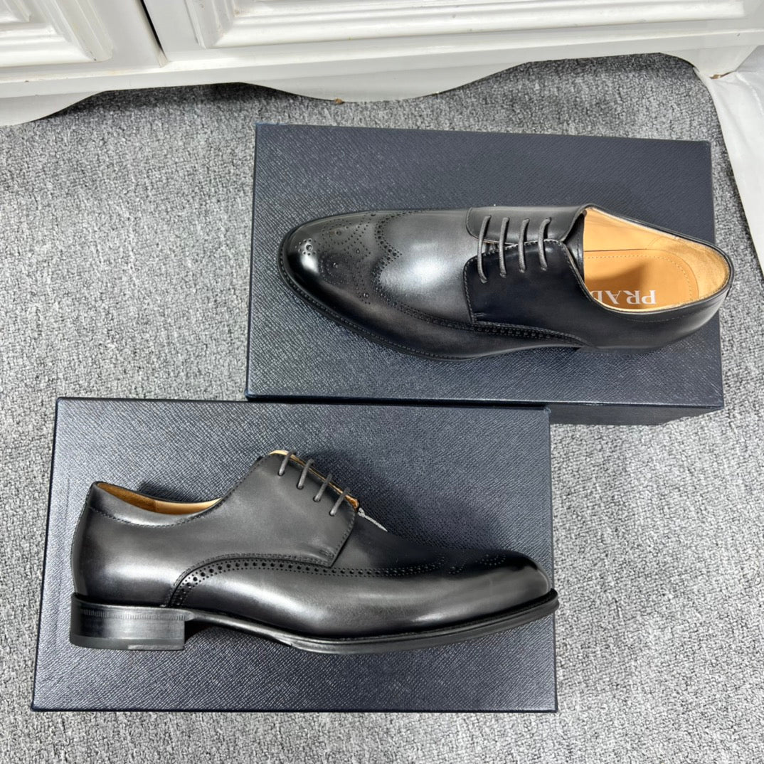 Prada unisex oxford shoes in black leather, front toe detail with lace-up.