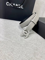 Light gray CC-buckle belt, side view with curved metal logo