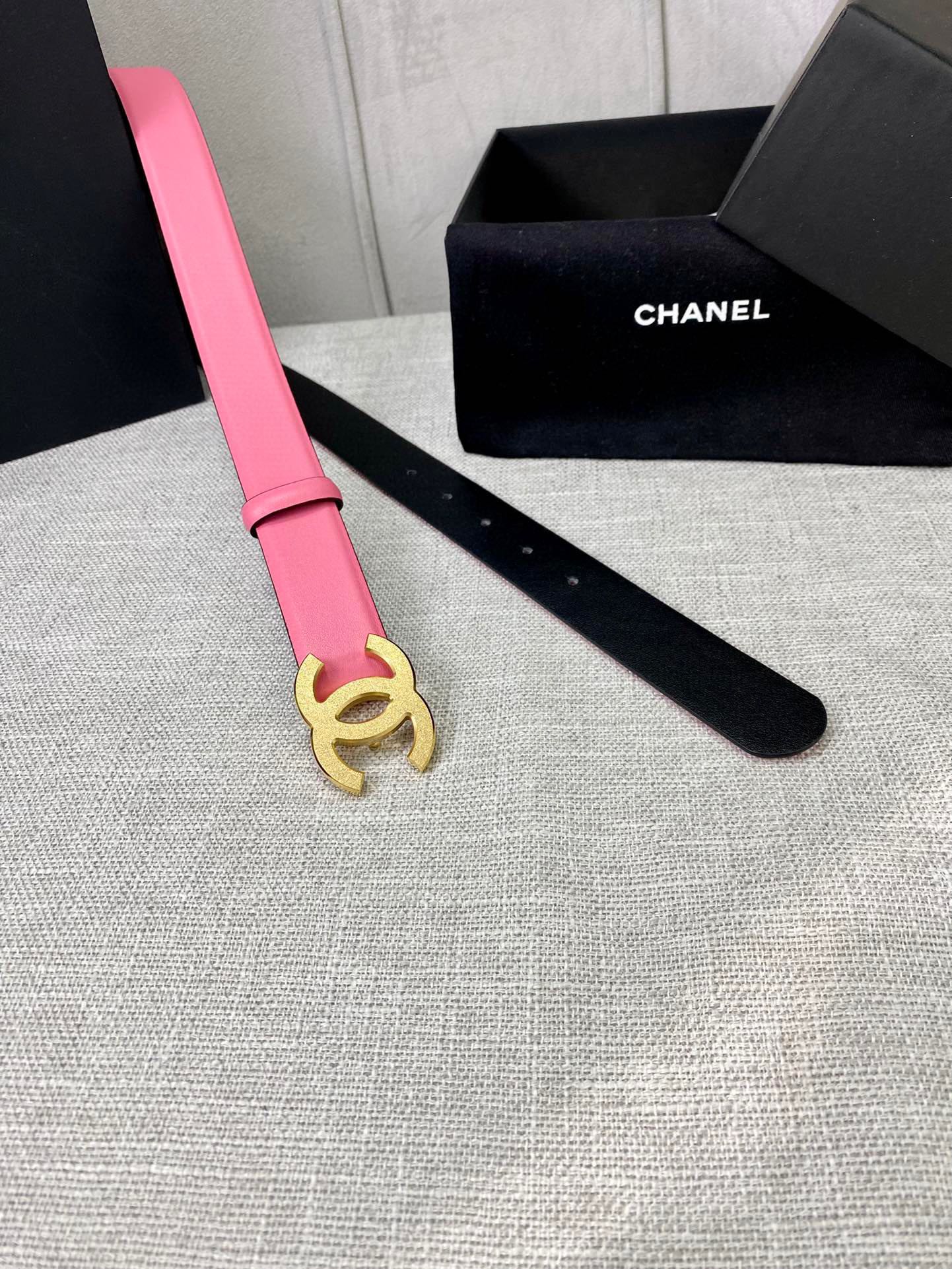 Chanel pink leather belt with gold CC buckle and long strap section