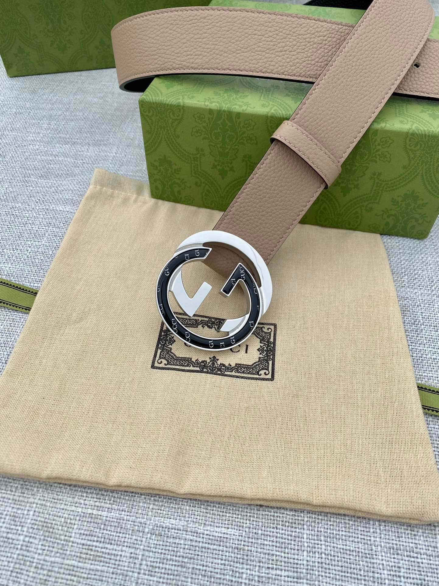 Gucci leather belt in light tan with round gold-tone logo buckle