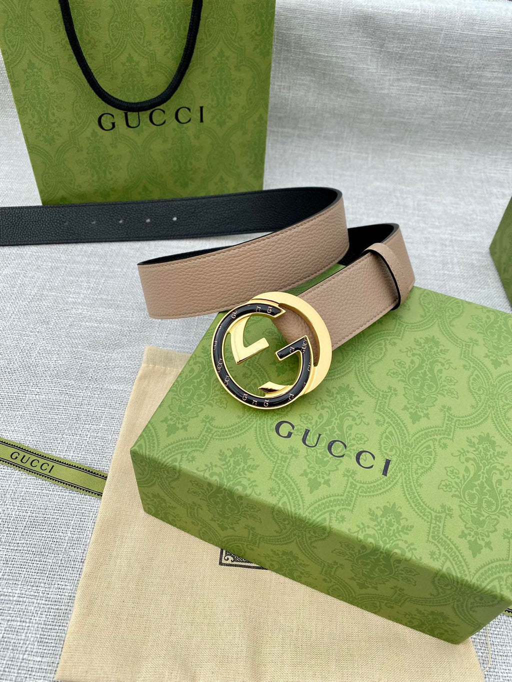 Beige leather belt with gold and black GG-logo buckle