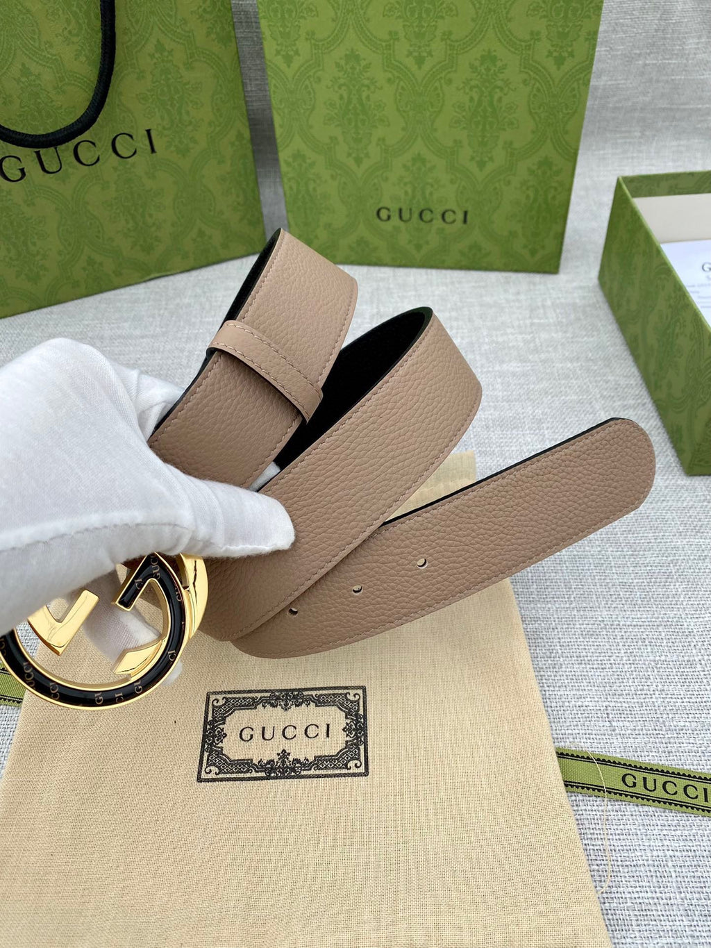 Gucci light tan leather belt with round logo buckle and engraved tag
