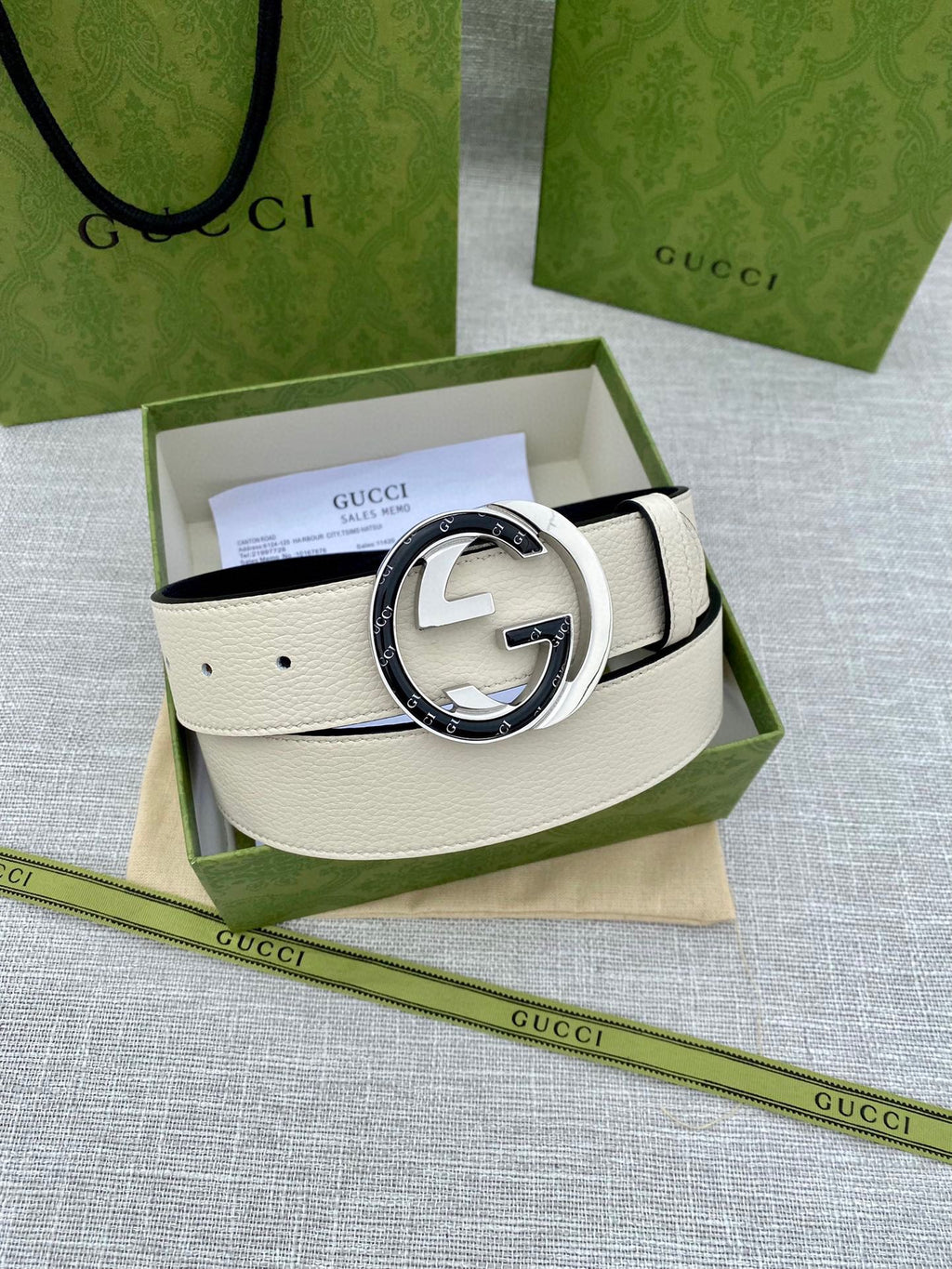 Gucci leather belt with light beige strap and round G buckle, silver-tone metal