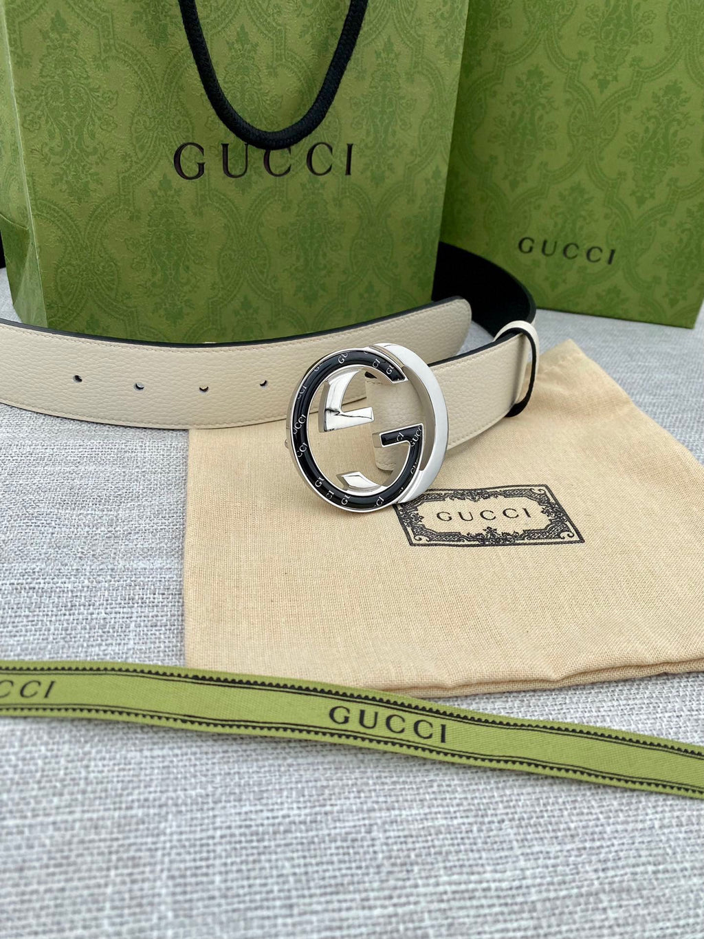 Gucci leather belt with light beige strap and round G buckle, silver-toned hardware