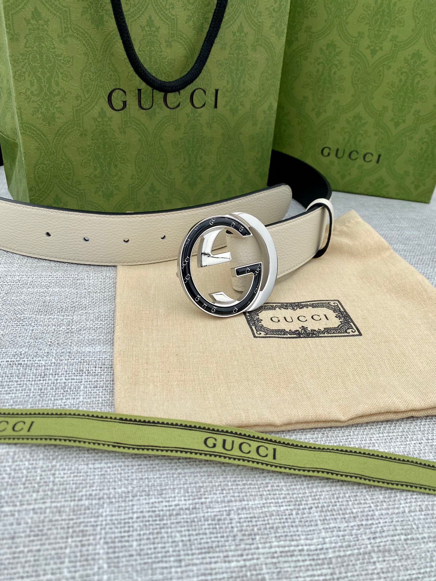 Gucci leather belt with light beige strap and round G buckle, silver-toned hardware