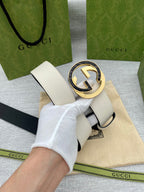 Gucci leather belt with light beige strap and round G buckle, gold and silver tones