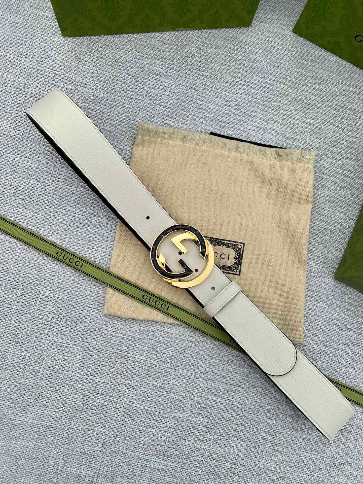 Gucci leather belt with light beige strap and round G buckle, cream with dark trim