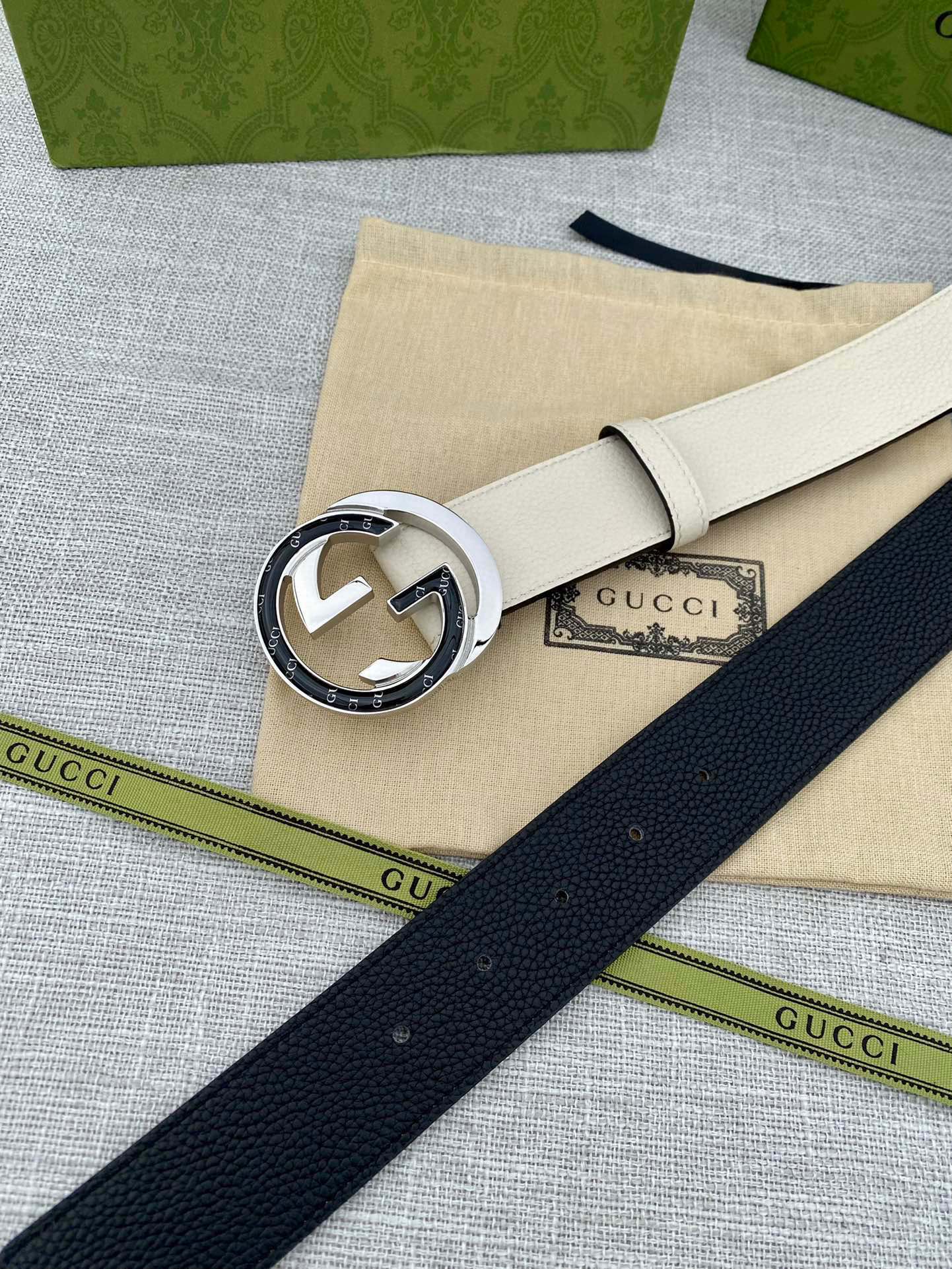 Gucci reversible belt with beige and dark navy straps, round G buckle with silver trim