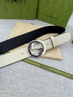 Gucci leather belt with beige strap and round G buckle, silver-tone metal detail