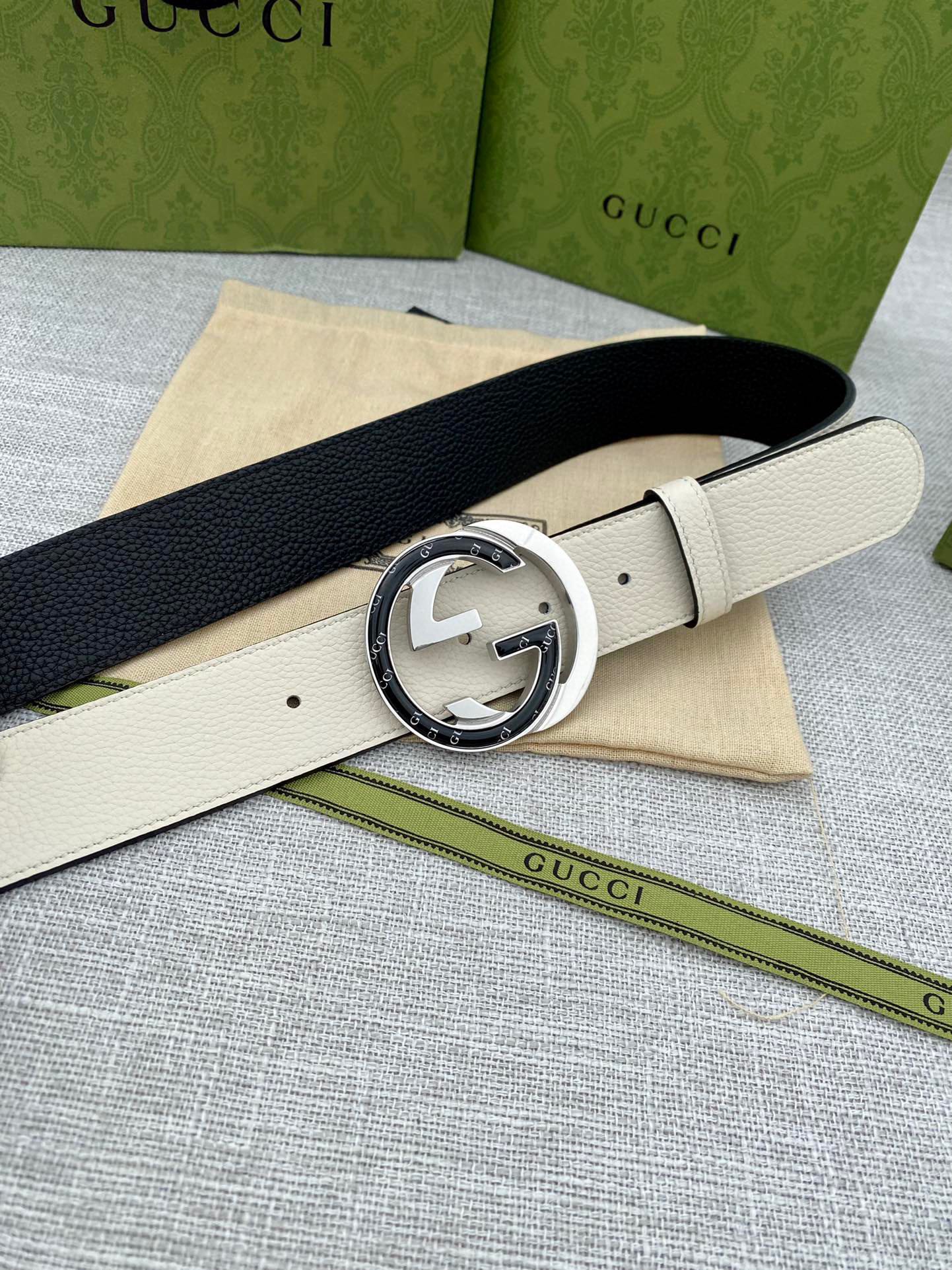 Gucci leather belt with beige strap and round G buckle, silver-tone metal detail