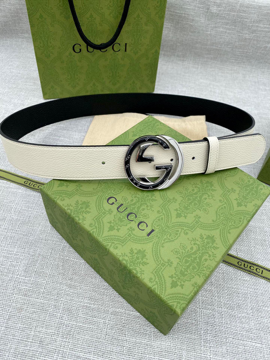 Gucci leather belt with light beige strap and round metal G buckle, silver-toned