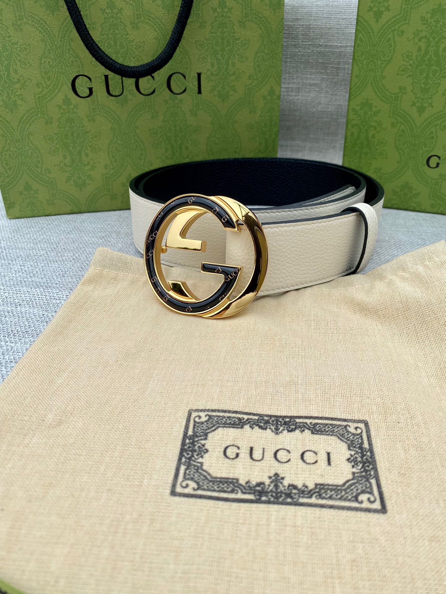 Gucci leather belt with light beige strap and round G buckle, gold-toned hardware
