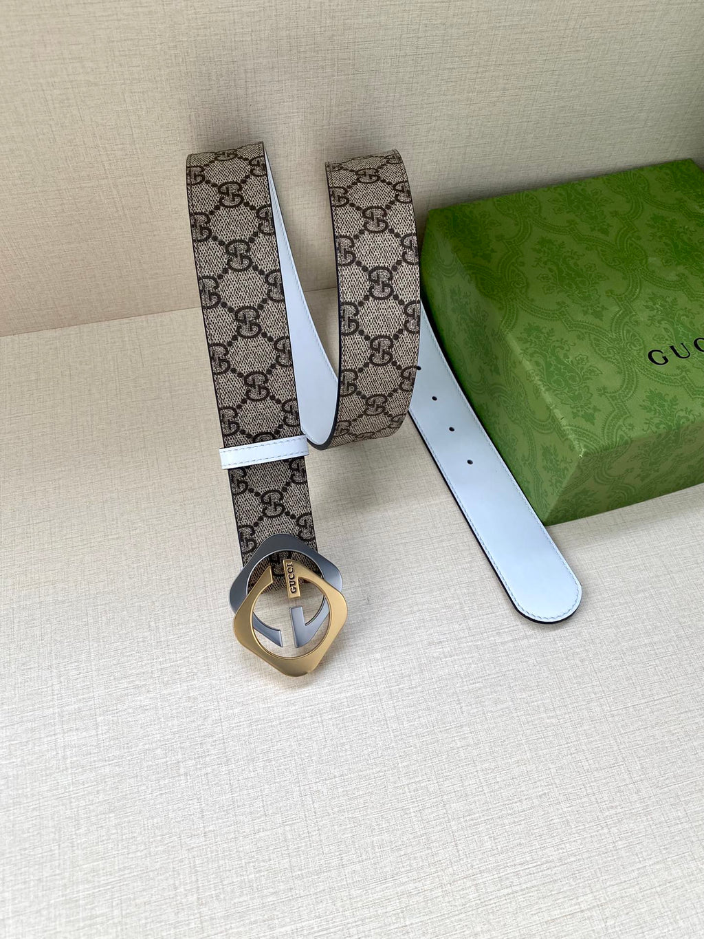 Gucci belt: beige-brown GG canvas strap with white edges and round interlocking G buckle