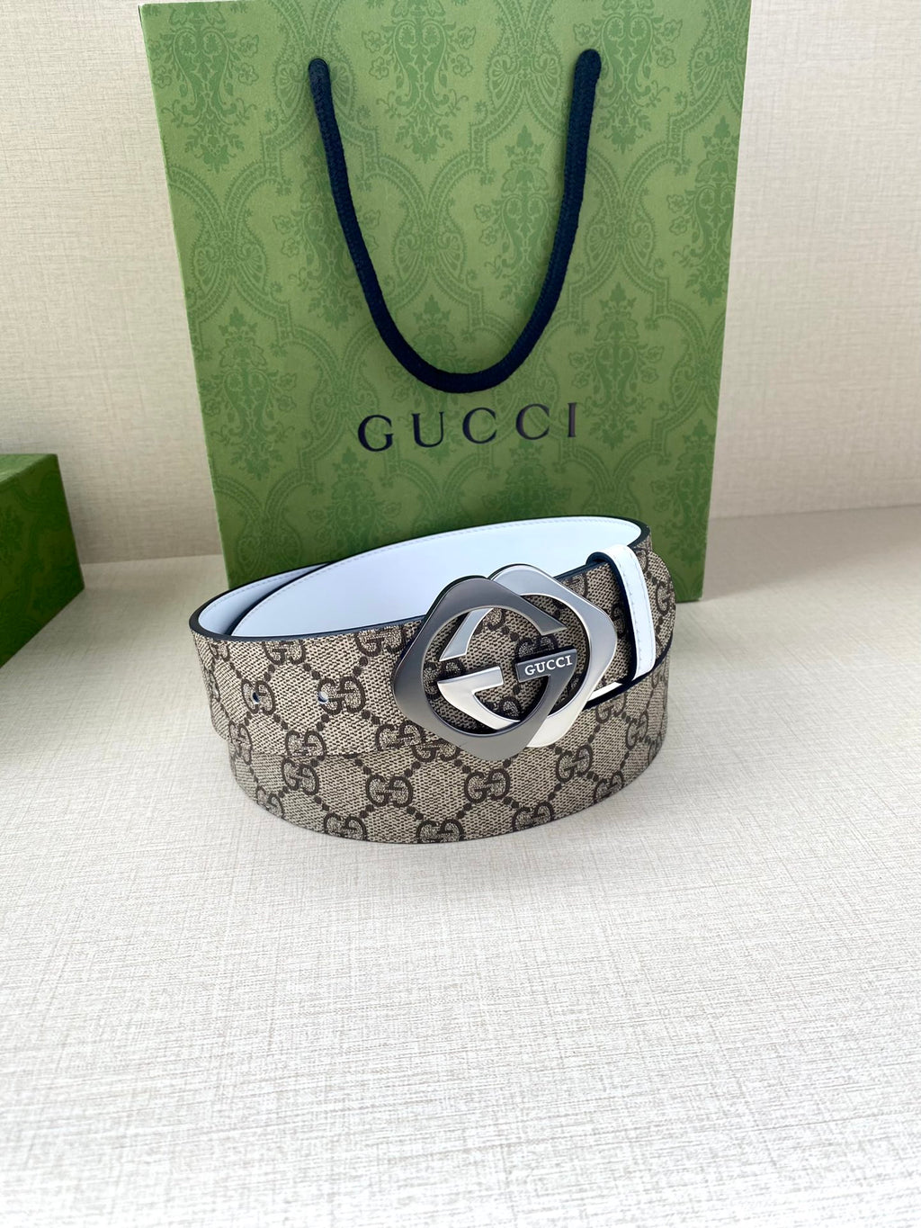 Gucci belt standing, beige-brown GG canvas with white edge and round interlocking G buckle
