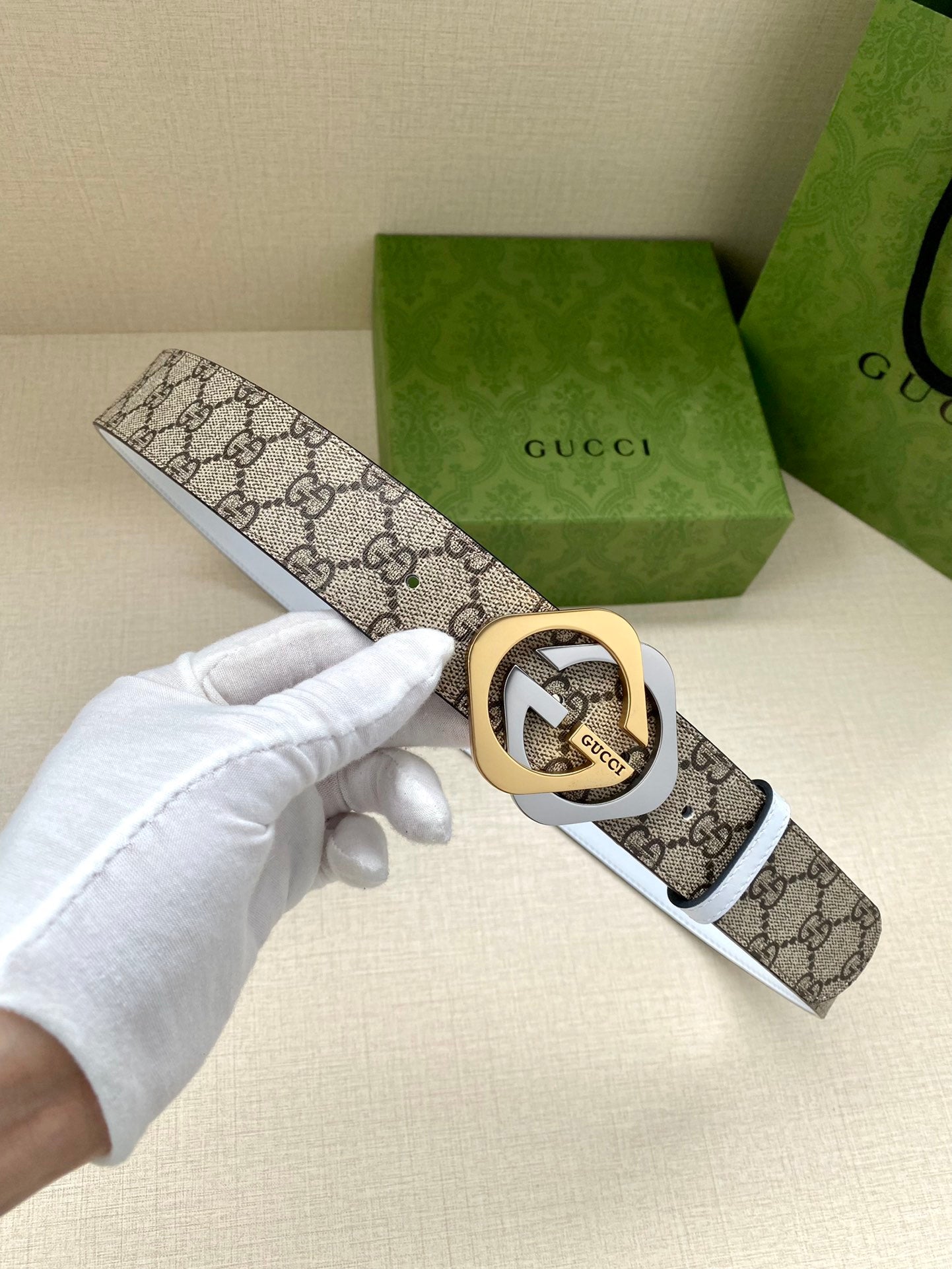 Gucci belt in beige-brown GG canvas with white leather edges and round interlocking G buckle