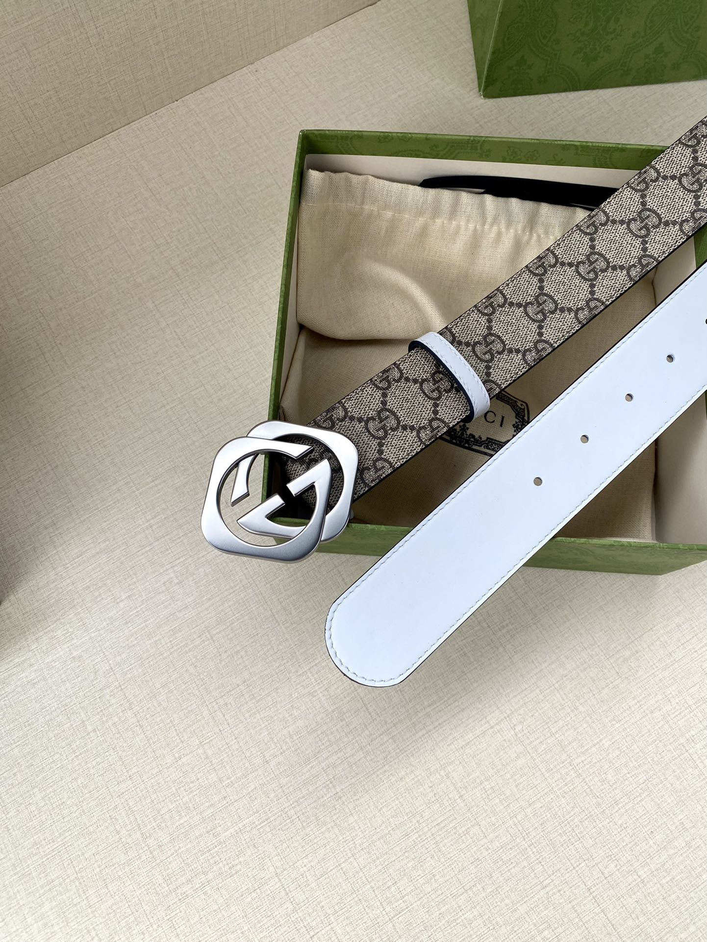 Gucci belt with GG monogram strap and white leather belt, silver interlocking buckle