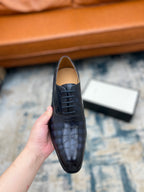 Gucci unisex leather lace-up shoe, black croc-texture, held front view