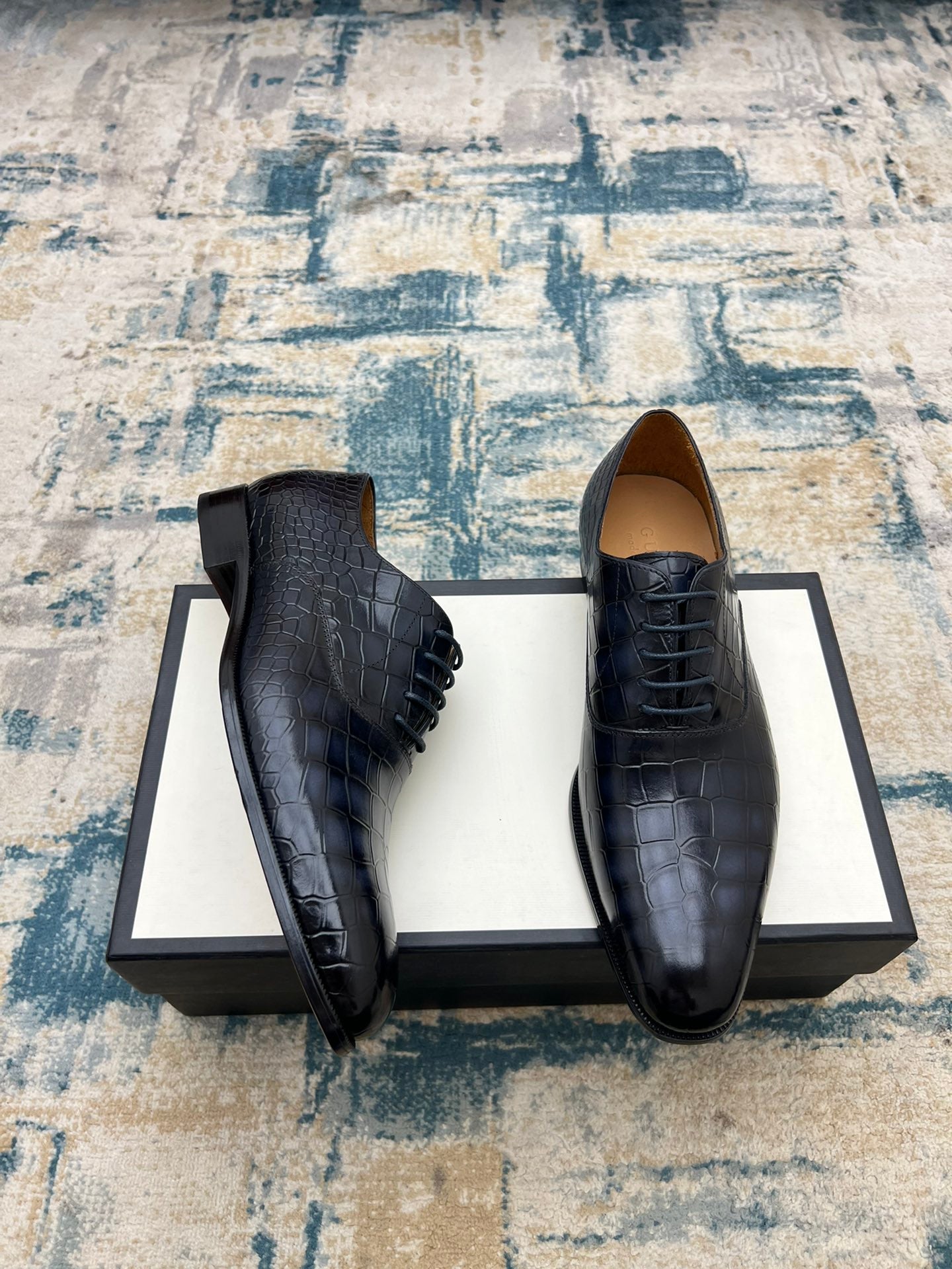Gucci unisex leather lace-up shoes, black croc-texture, side view