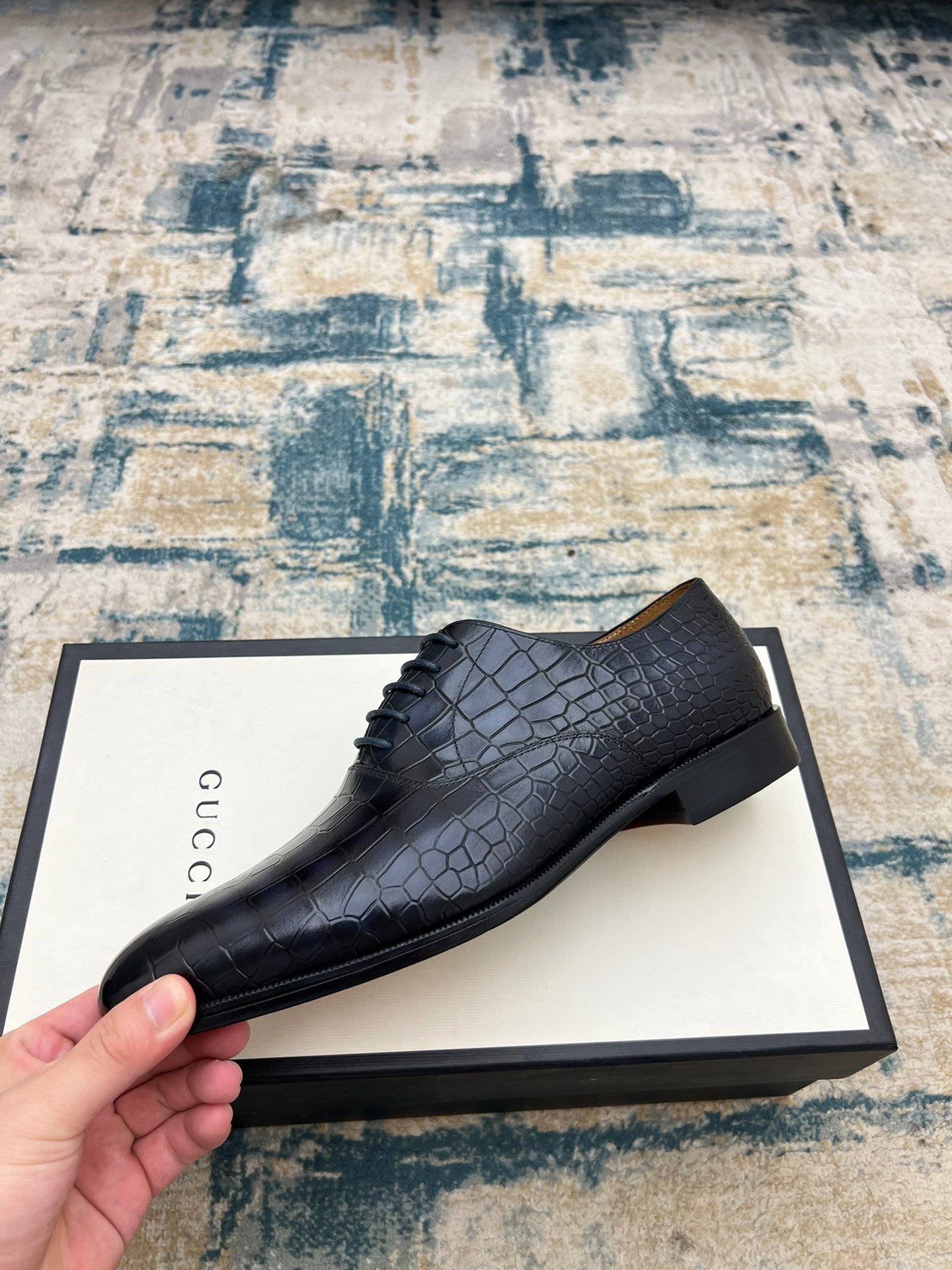 Gucci unisex leather lace-up shoe, black croc-texture, close side view