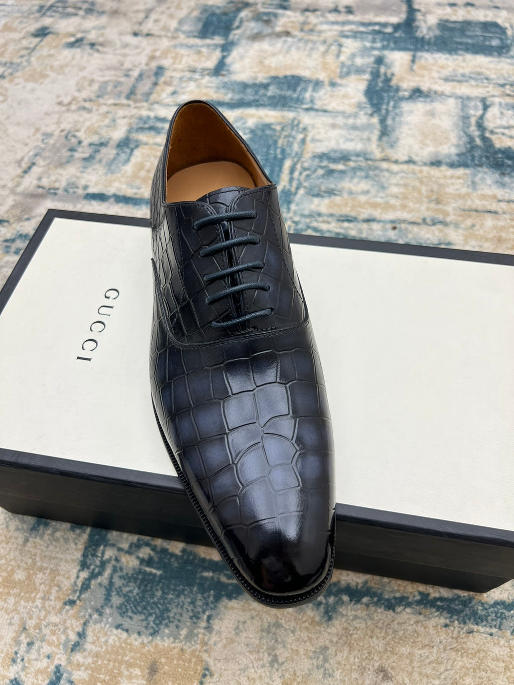 Gucci unisex leather lace-up shoe, black croc-texture, laces and toe view