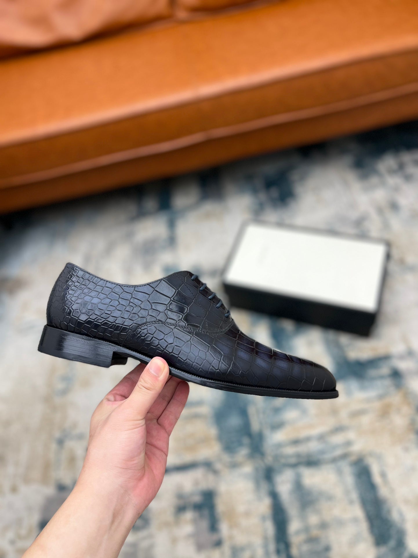 Gucci unisex leather lace-up shoe, black croc-texture, held by sole/side