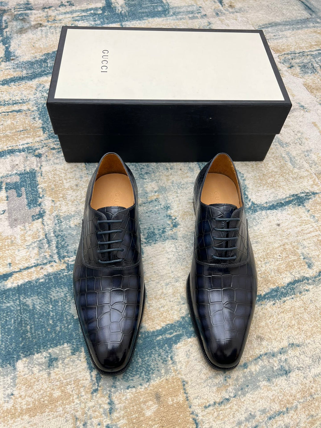 Gucci unisex leather lace-up shoes, black croc-texture, pair on box
