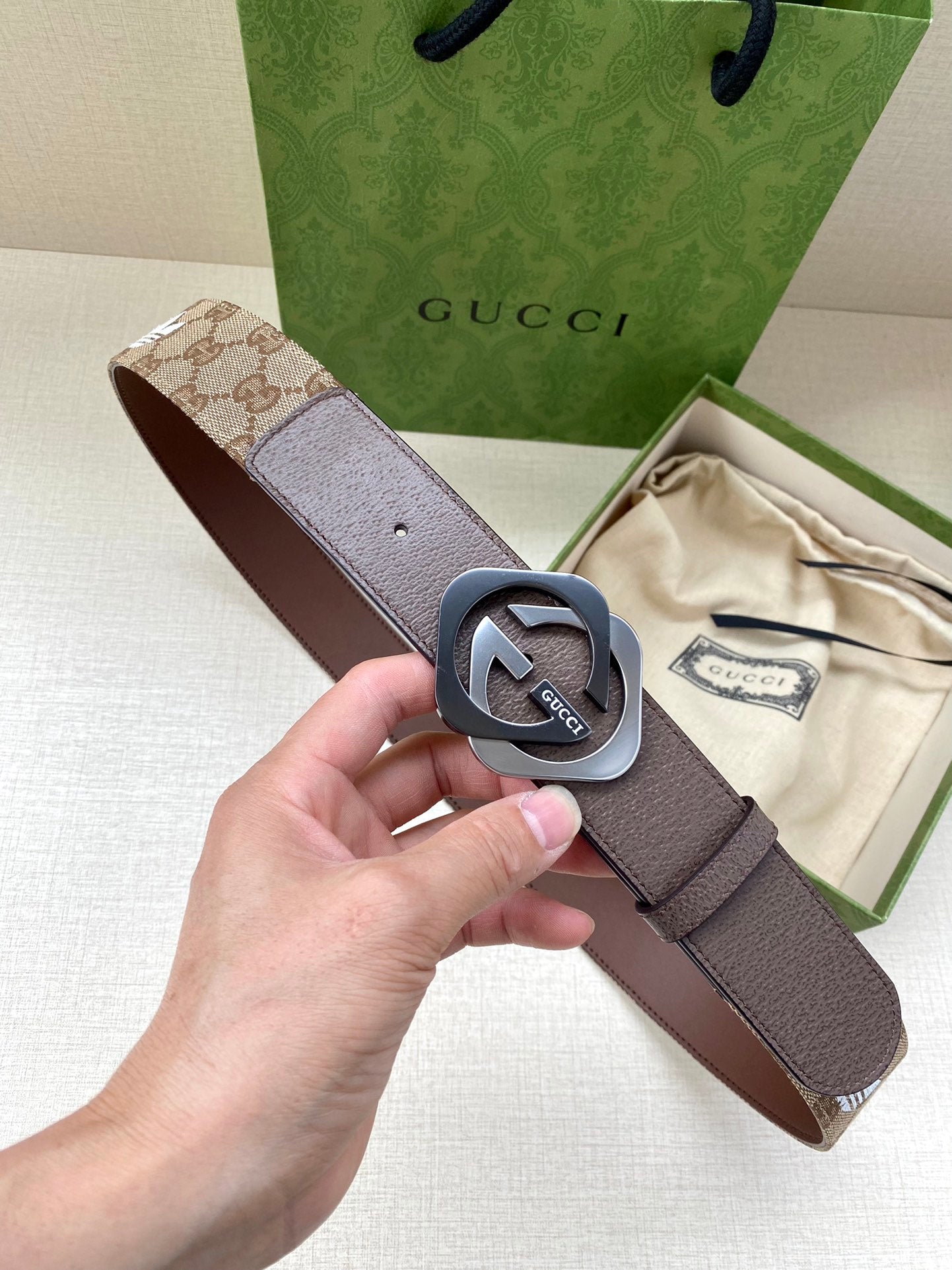 Gucci leather belt with dark brown strap and round GG buckle