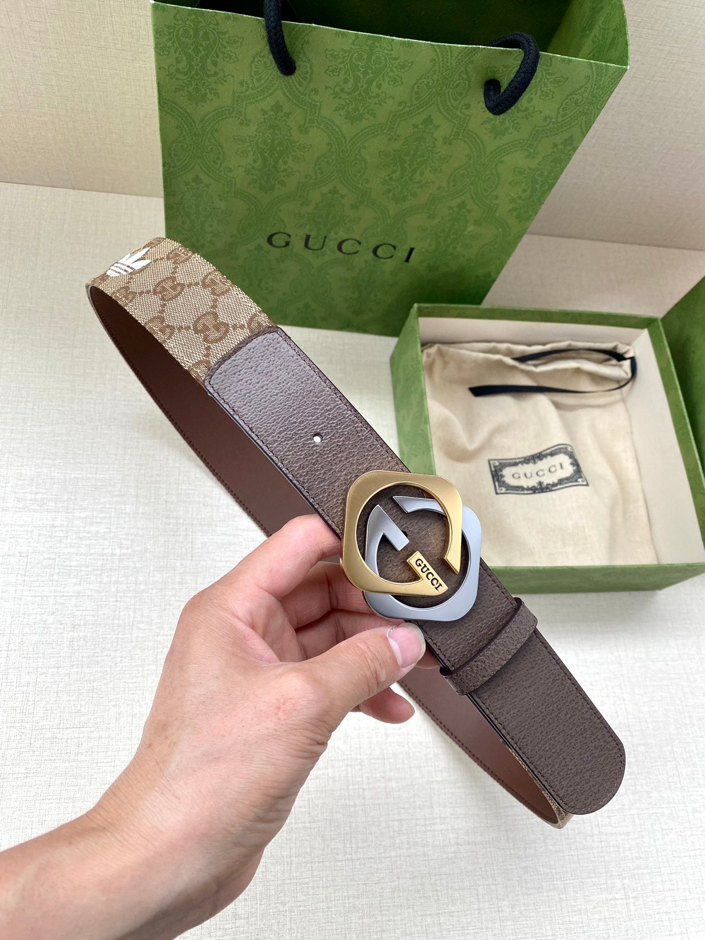 Gucci belt with dark-brown strap, logo buckle, patterned beige end tab