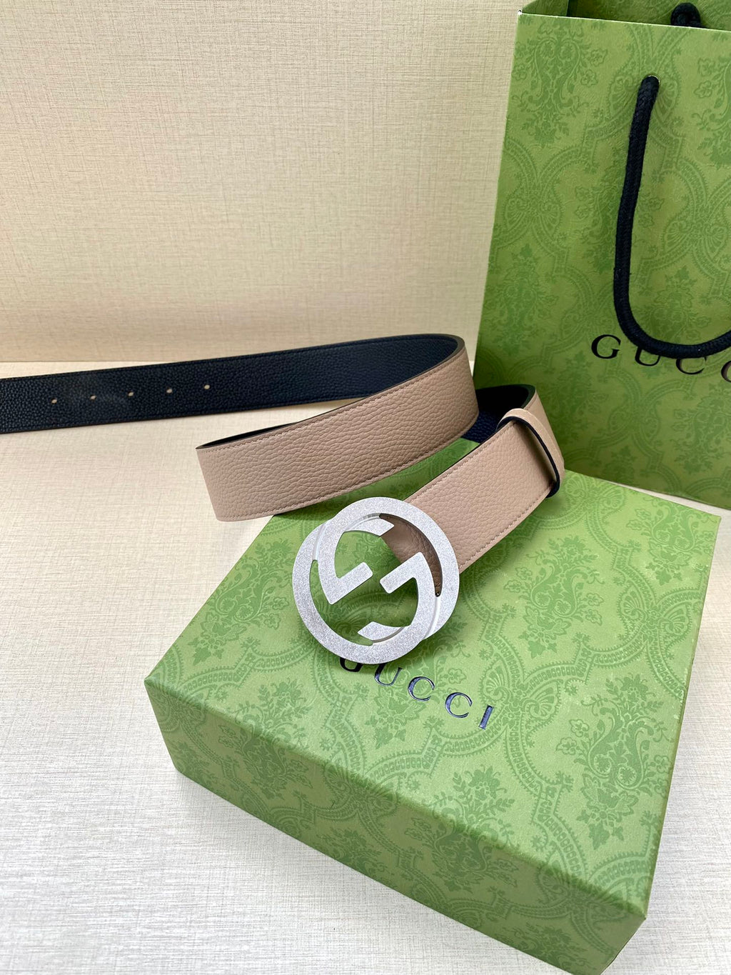Gucci belt with light taupe leather strap and silver G logo buckle