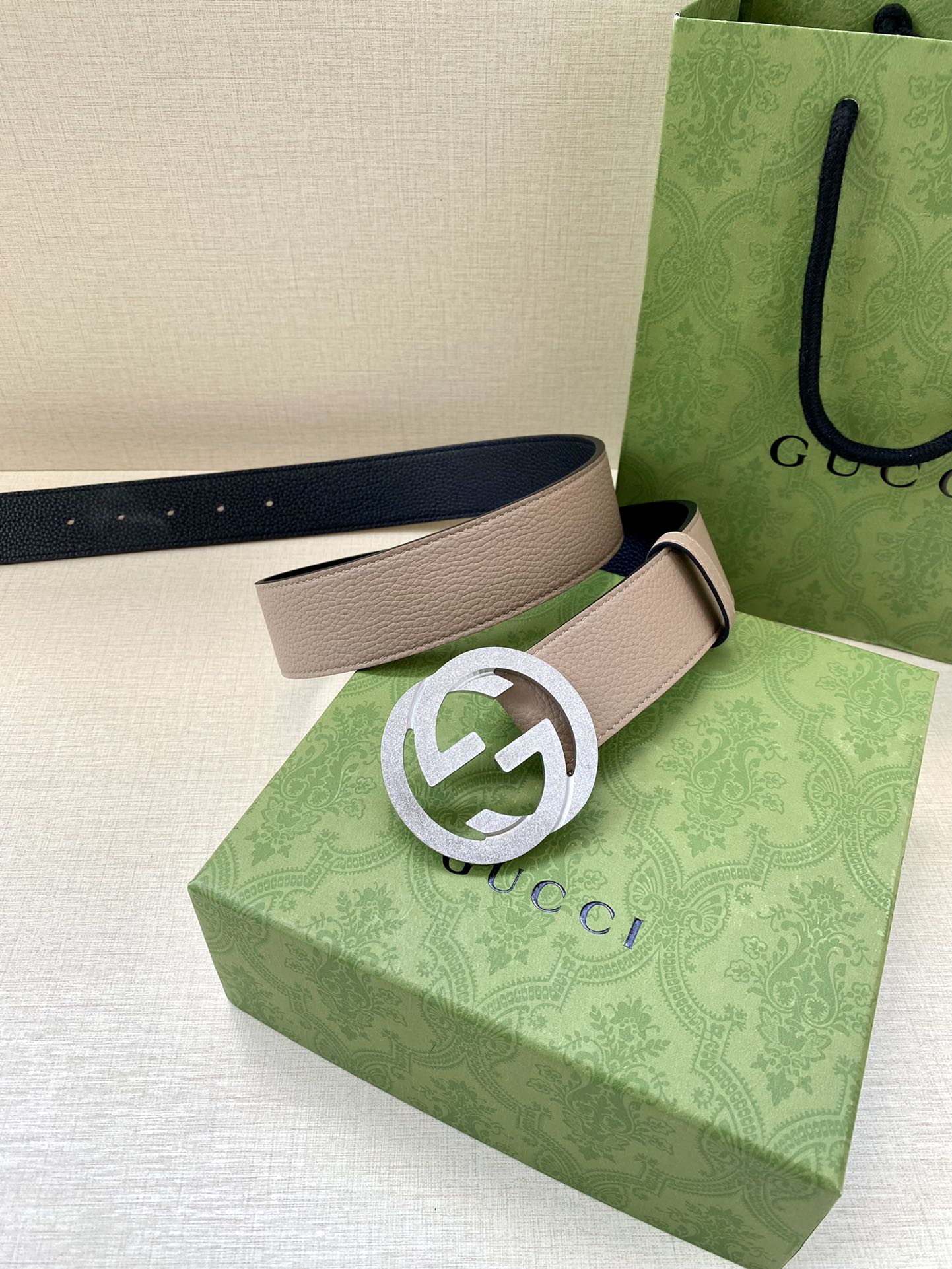 Gucci belt with light taupe leather strap and silver G logo buckle