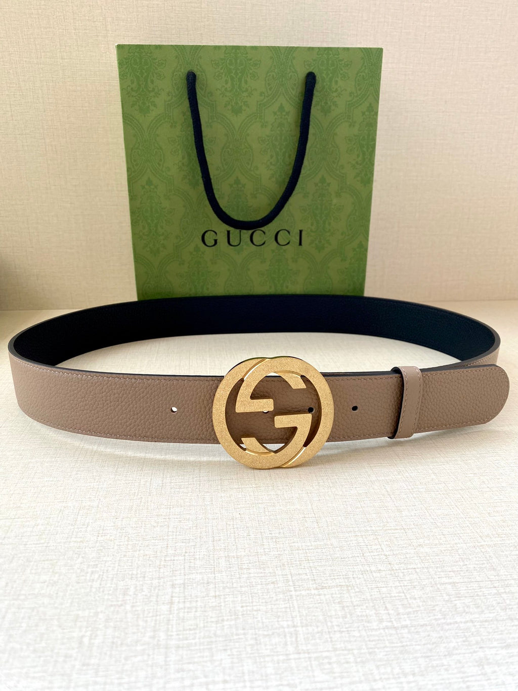 Gucci belt with taupe leather strap and gold-toned round G buckle