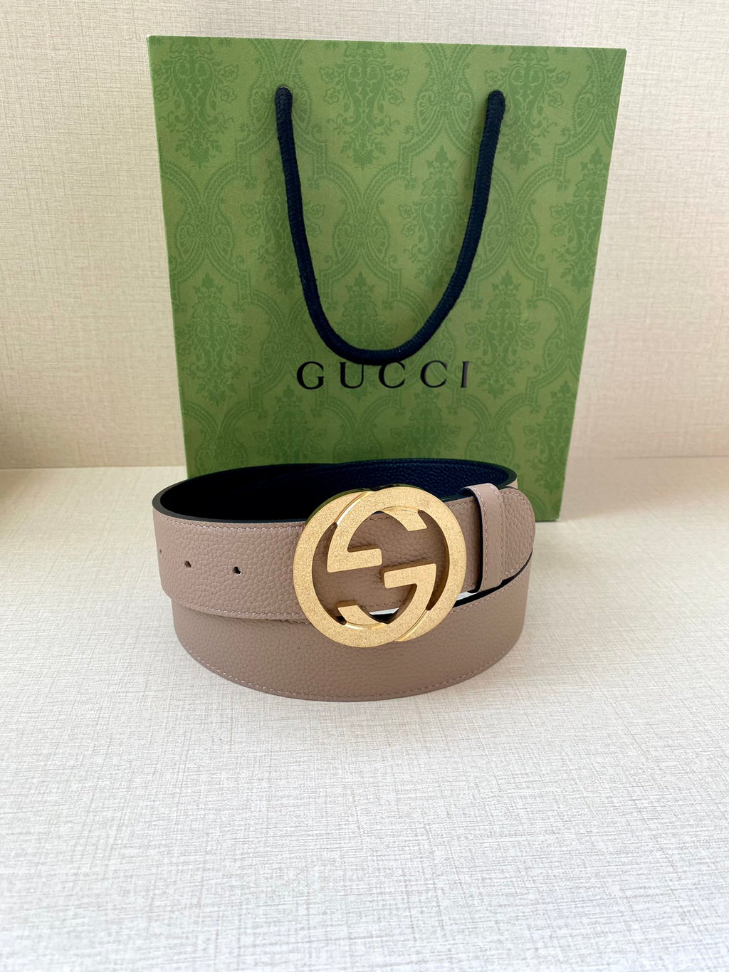 Gucci belt taupe leather with gold-toned round G buckle and dark blue band