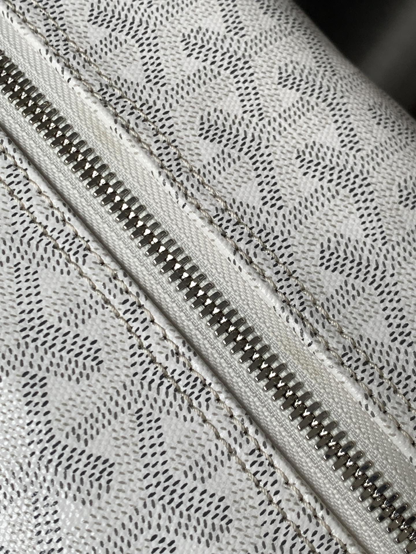 Goyard monogram clutch bag zipper detail with metal teeth and fabric lining